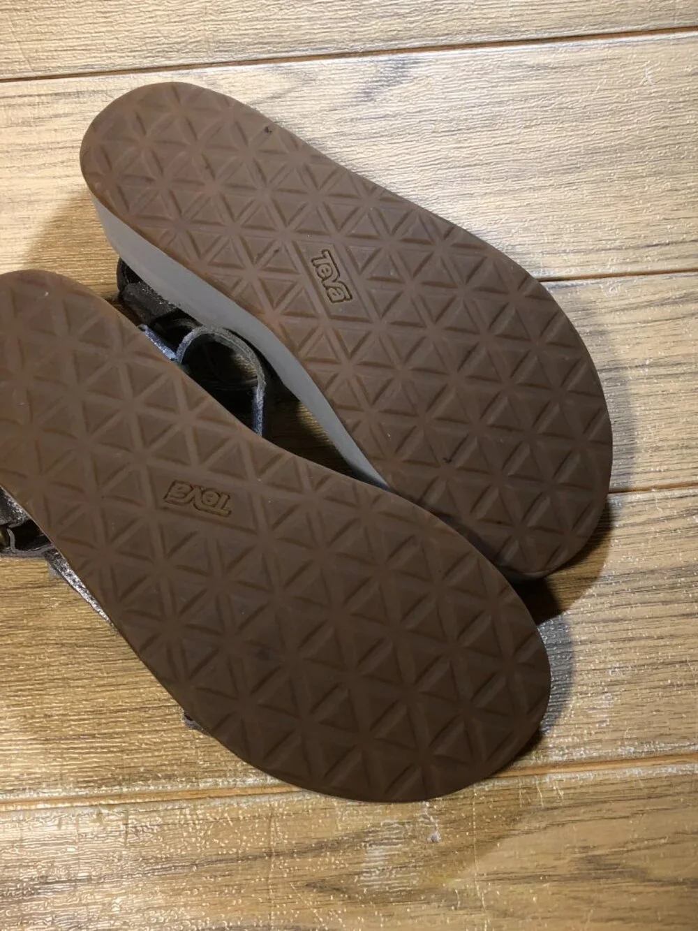 Teva women two-strap metallic platform leather sandals, size 9